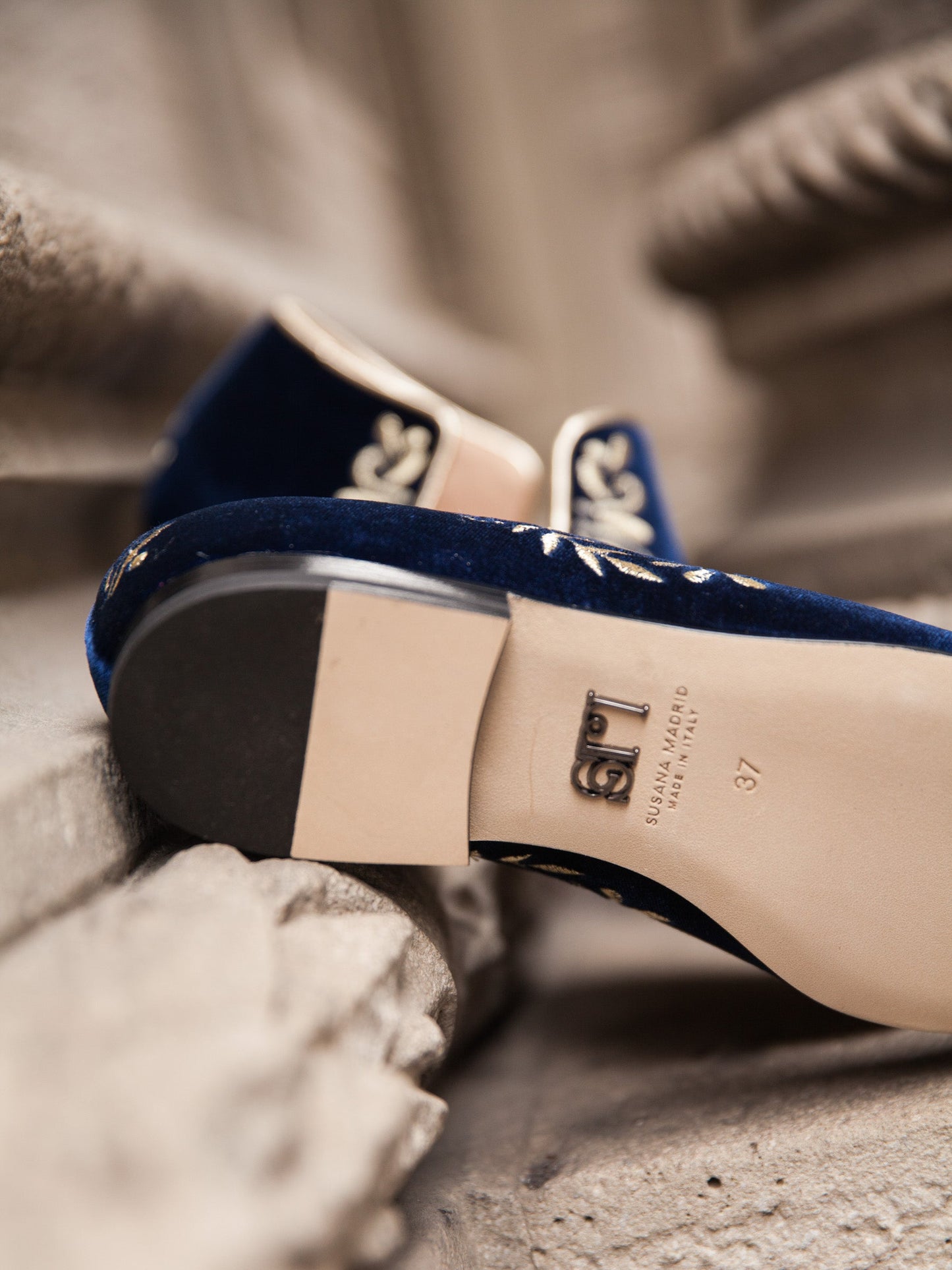 Iris Flat sole SM metal logo detail