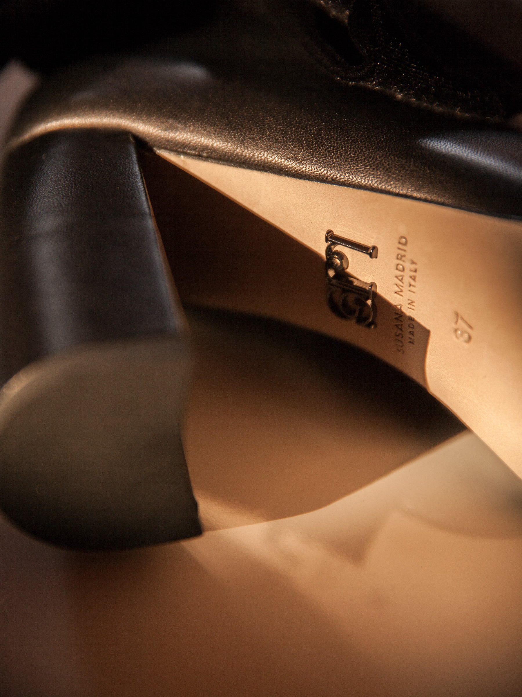 SM Metal logo detail on sole