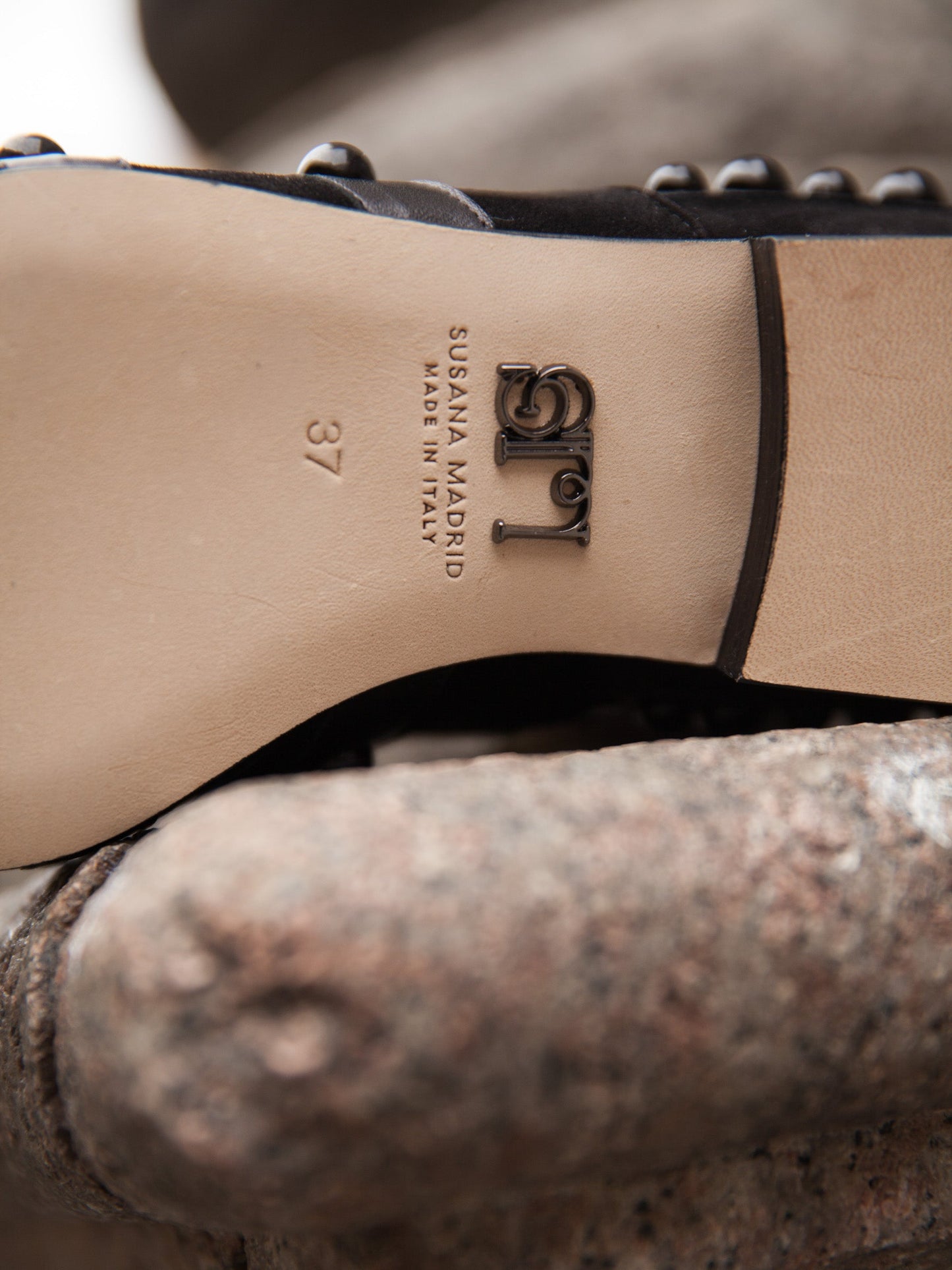 SM Metal logo detail on sole