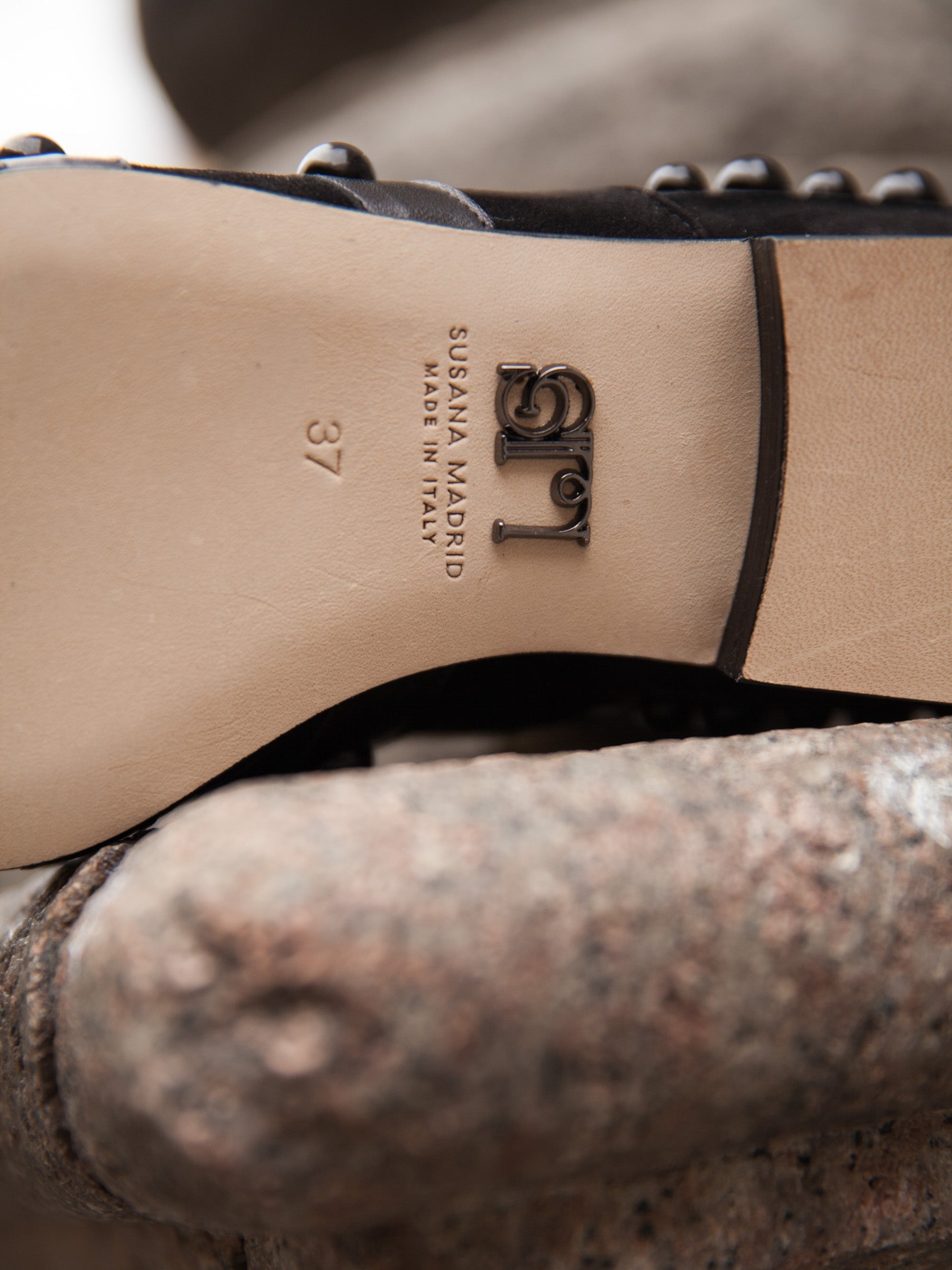 SM Metal logo detail on sole