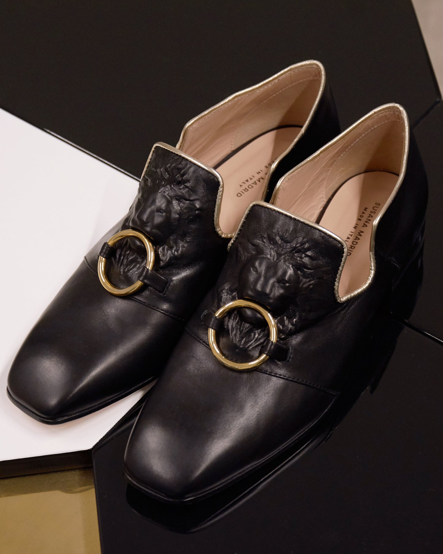 Iris Leone Flat In Black