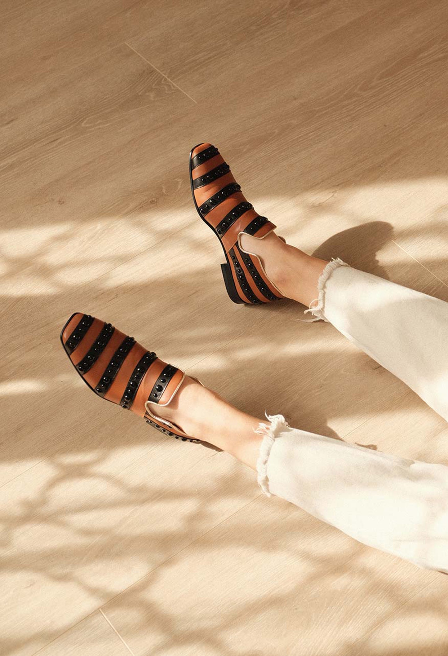 Iris Studs Flat in Black & Brown