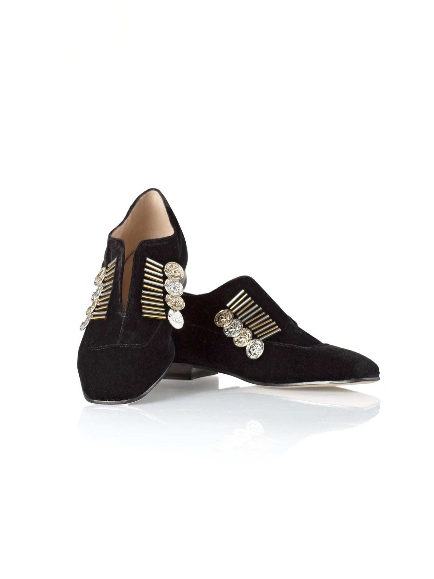 Traviata Flat in black with gold and silver accessory